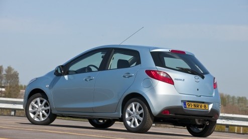 Belastingvrije auto's schieten als paddenstoelen uit de grond. Een blik op de verkoopstatistieken leert dat die modellen ook gretig aftrek vinden in de showroom. Mazda wilt een graantje meepikken met