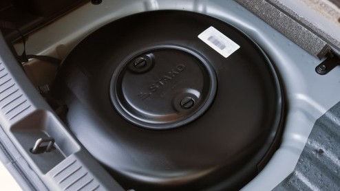 Belastingvrije auto's schieten als paddenstoelen uit de grond. Een blik op de verkoopstatistieken leert dat die modellen ook gretig aftrek vinden in de showroom. Mazda wilt een graantje meepikken met
