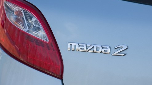 Belastingvrije auto's schieten als paddenstoelen uit de grond. Een blik op de verkoopstatistieken leert dat die modellen ook gretig aftrek vinden in de showroom. Mazda wilt een graantje meepikken met