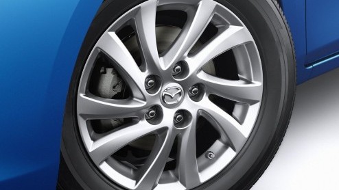 Mazda heeft de vernieuwde Mazda3 in Frankfurt voorgesteld. Een sportievere neus, opgewaardeerd interieur, standaard TomTom navigatie en een zuinige '20% bijtelling' diesel gaat de vertrouwde middenkla