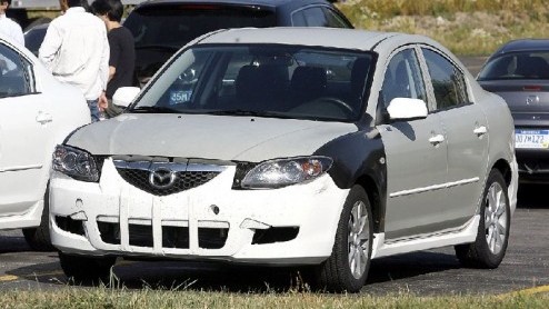 Hoewel deze scoop een testmule is, hebben we hier wel te maken met de nieuwe Mazda 3, die in 2009 geintroduceerd zal worden. Net als de Mazda 6 moet de 3 ook een sportiever en aggresievere look krijge