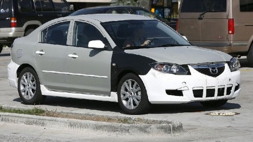 Hoewel deze scoop een testmule is, hebben we hier wel te maken met de nieuwe Mazda 3, die in 2009 geintroduceerd zal worden. Net als de Mazda 6 moet de 3 ook een sportiever en aggresievere look krijge