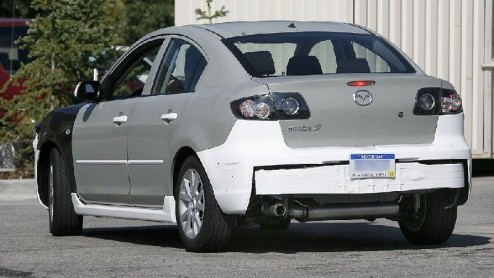 Hoewel deze scoop een testmule is, hebben we hier wel te maken met de nieuwe Mazda 3, die in 2009 geintroduceerd zal worden. Net als de Mazda 6 moet de 3 ook een sportiever en aggresievere look krijge