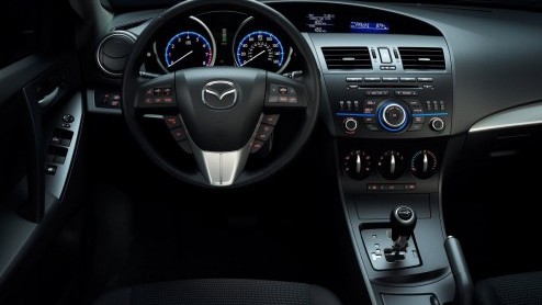 Mazda heeft de vernieuwde Mazda3 in Frankfurt voorgesteld. Een sportievere neus, opgewaardeerd interieur, standaard TomTom navigatie en een zuinige '20% bijtelling' diesel gaat de vertrouwde middenkla