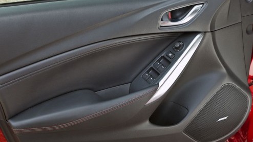 De nieuwe Mazda6 staat nu bij de dealer en dus is het de hoogste tijd om in navolging van de vanafprijs ook de prijzen van de overige varianten bekend te maken. De line up bestaat uit twee carrosserie
