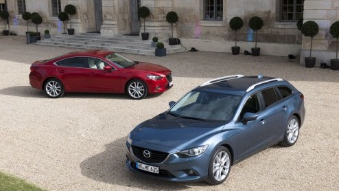 De nieuwe Mazda6 staat nu bij de dealer en dus is het de hoogste tijd om in navolging van de vanafprijs ook de prijzen van de overige varianten bekend te maken. De line up bestaat uit twee carrosserie