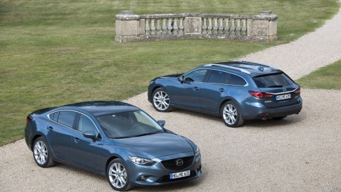 De nieuwe Mazda6 staat nu bij de dealer en dus is het de hoogste tijd om in navolging van de vanafprijs ook de prijzen van de overige varianten bekend te maken. De line up bestaat uit twee carrosserie