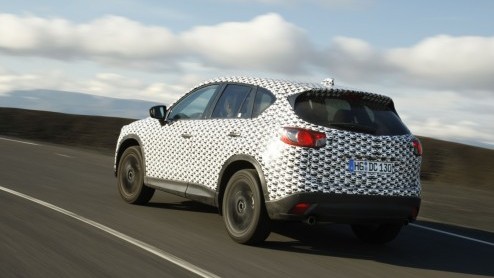 De nieuwe Mazda CX-5 wordt binnenkort onthuld en komt begin 2012 op de markt. Mazda laat alvast weten hoe de vork van de compacte crossover in de steel zit met meer informatie en nieuwe beelden. En al