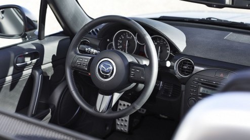 Aankomend voorjaar arriveert de vernieuwde Mazda MX-5 bij de dealer. De importeur grijpt alvast de gelegenheid aan om een variant met automatische transmissie aan te kondigen, de 2.0 benzine in de uit