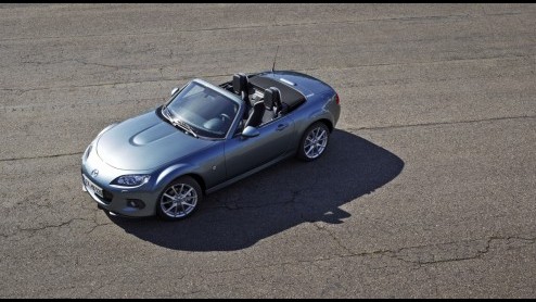 Bij Mazda kijken ze alweer uit naar het voorjaar. Eind maart debuteert de facelift van de populaire roadster MX-5. Het faceliftmodel wordt leverbaar met de 126 pk sterke 1.8 liter benzinemotor die naa