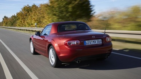 Aankomend voorjaar arriveert de vernieuwde Mazda MX-5 bij de dealer. De importeur grijpt alvast de gelegenheid aan om een variant met automatische transmissie aan te kondigen, de 2.0 benzine in de uit