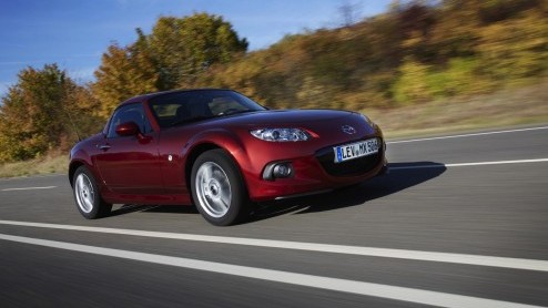 Bij Mazda kijken ze alweer uit naar het voorjaar. Eind maart debuteert de facelift van de populaire roadster MX-5. Het faceliftmodel wordt leverbaar met de 126 pk sterke 1.8 liter benzinemotor die naa