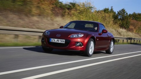 Bij Mazda kijken ze alweer uit naar het voorjaar. Eind maart debuteert de facelift van de populaire roadster MX-5. Het faceliftmodel wordt leverbaar met de 126 pk sterke 1.8 liter benzinemotor die naa