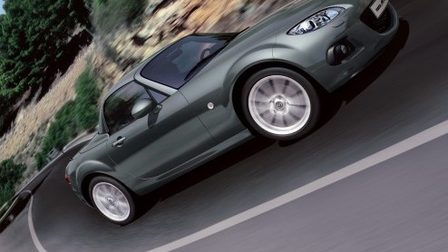 Mazda heeft een faceliftmodel van de MX-5 in Japan voorgesteld met een opgefriste neus, verbeterd interieur en aangescherpte rijeigenschappen. Vanaf de herfst komt de populaire roadster ook naar ons l