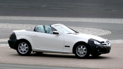 Hij ziet er misschien karig uit, maar dat weerhield de scoopfotograaf er niet van deze Mercedes digitaal vast te leggen. We zien hier namelijk de Mercedes SLK met een facelift.'Opvallend' is de gewijz