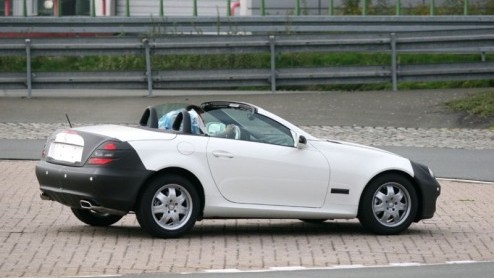 Hij ziet er misschien karig uit, maar dat weerhield de scoopfotograaf er niet van deze Mercedes digitaal vast te leggen. We zien hier namelijk de Mercedes SLK met een facelift.'Opvallend' is de gewijz