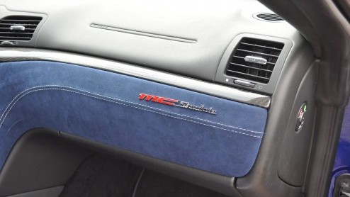 Maserati breekt met de GranTurismo MC Stradale werkelijk alle records. Het is de snelste, krachtigste, lichtste en ongetwijfeld meest luide Maserati ooit gebouwd. Genoeg redenen om de recordhouder een