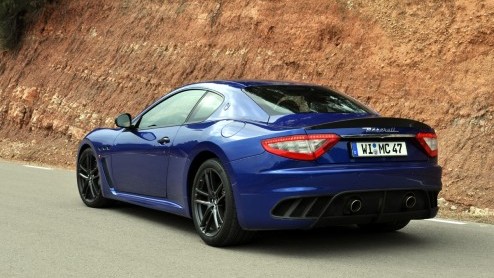Maserati breekt met de GranTurismo MC Stradale werkelijk alle records. Het is de snelste, krachtigste, lichtste en ongetwijfeld meest luide Maserati ooit gebouwd. Genoeg redenen om de recordhouder een