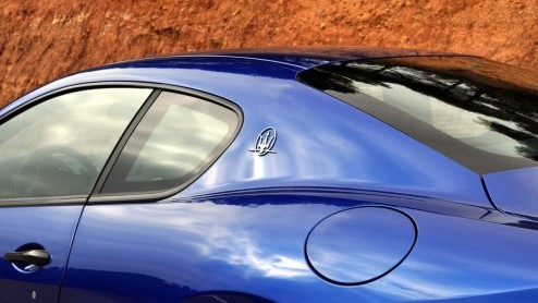 Maserati breekt met de GranTurismo MC Stradale werkelijk alle records. Het is de snelste, krachtigste, lichtste en ongetwijfeld meest luide Maserati ooit gebouwd. Genoeg redenen om de recordhouder een