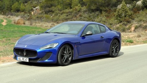 Maserati breekt met de GranTurismo MC Stradale werkelijk alle records. Het is de snelste, krachtigste, lichtste en ongetwijfeld meest luide Maserati ooit gebouwd. Genoeg redenen om de recordhouder een