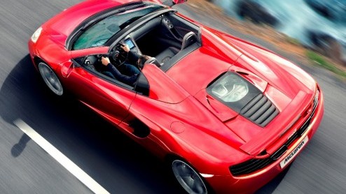 McLaren heeft de MP4-12C Spider onthuld. De supercar beschikt over een wegklapbare hardtop, die zelfs rijdend tot 30 km/h bediend kan worden.