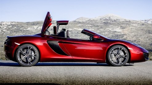 McLaren heeft de MP4-12C Spider onthuld. De supercar beschikt over een wegklapbare hardtop, die zelfs rijdend tot 30 km/h bediend kan worden.