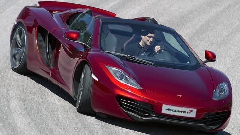McLaren heeft de MP4-12C Spider onthuld. De supercar beschikt over een wegklapbare hardtop, die zelfs rijdend tot 30 km/h bediend kan worden.