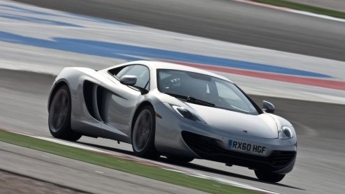 Nog meer sportief nieuws vandaag; we weten wat de McLaren MP4-12C moet gaan kosten! De importeur heeft de vanafprijs vastgesteld op 257.755 euro. Voor dat bedrag kun je je hart op halen met een 3.8 li