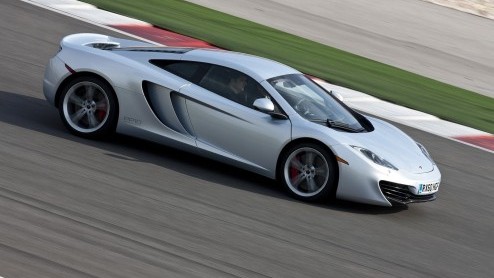 Nog meer sportief nieuws vandaag; we weten wat de McLaren MP4-12C moet gaan kosten! De importeur heeft de vanafprijs vastgesteld op 257.755 euro. Voor dat bedrag kun je je hart op halen met een 3.8 li