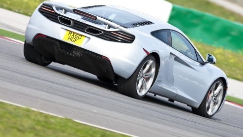 Nog meer sportief nieuws vandaag; we weten wat de McLaren MP4-12C moet gaan kosten! De importeur heeft de vanafprijs vastgesteld op 257.755 euro. Voor dat bedrag kun je je hart op halen met een 3.8 li