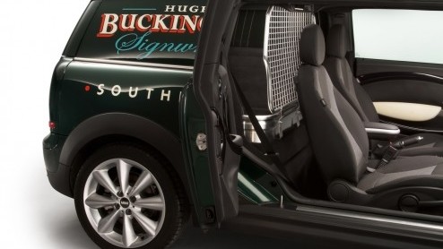 Het is eigenlijk geen verrassing maar wel groot MINI-nieuws. Mini neemt de Clubvan in productie! Wat dat is? Een bedrijfswagenversie van de Clubman, zo ongeveer. Na de zomer staat hij in de showrooms.