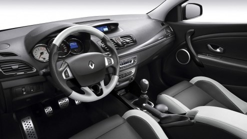 De Renault Megane RS profiteert ook van de vernieuwingsdrang. Het sportieve topmodel gaat 2012 in met meer vermogen  265 pk - en nog krachtiger looks. Trs bien!