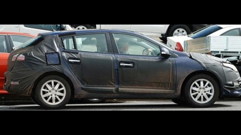 Nog meer spionagebeelden van de Renault Mgane! Dit keer werd de nieuwe Fransman gespot in Australie. Zoals bekend is de Mgane gebaseerd op de Altica concept en kunnen we de 'naakte' productieversie 