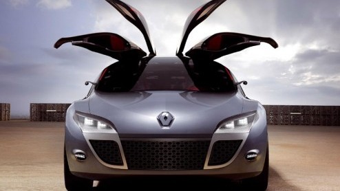 Renault verraste ons in Geneve met de Mgane Coupe concept. Deze excentrieke verschijning kenmerkt zich door zijn grote vleugeldeuren, knalrood interieur en de designpen van de Laguna Coup. In de her