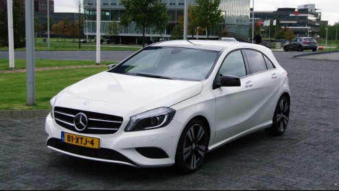 Zelden heeft een nieuwe editie van een automodel meer afgeweken van zijn voorganger dan de nieuwe Mercedes-Benz A-Klasse. De twee lijken absoluut niet op elkaar, kennen een geheel afwijkende construct