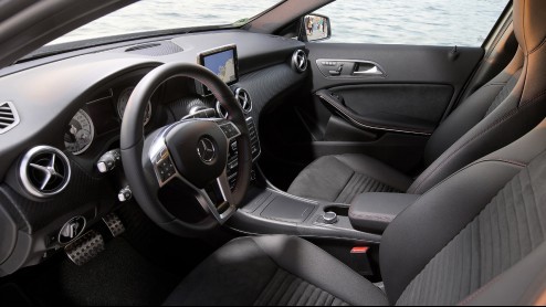 Zelden heeft een nieuwe editie van een automodel meer afgeweken van zijn voorganger dan de nieuwe Mercedes-Benz A-Klasse. De twee lijken absoluut niet op elkaar, kennen een geheel afwijkende construct