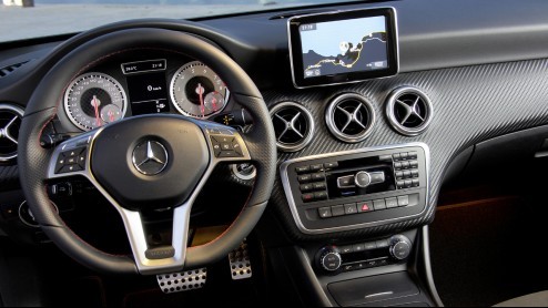 Zelden heeft een nieuwe editie van een automodel meer afgeweken van zijn voorganger dan de nieuwe Mercedes-Benz A-Klasse. De twee lijken absoluut niet op elkaar, kennen een geheel afwijkende construct