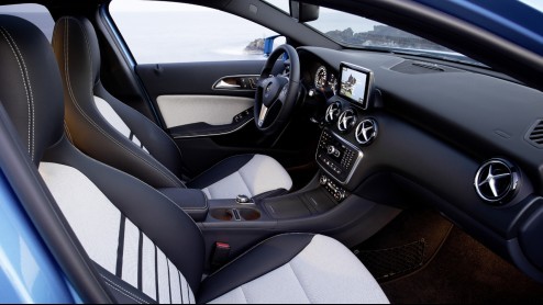 Zelden heeft een nieuwe editie van een automodel meer afgeweken van zijn voorganger dan de nieuwe Mercedes-Benz A-Klasse. De twee lijken absoluut niet op elkaar, kennen een geheel afwijkende construct