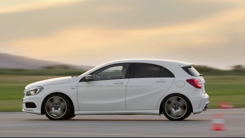 Zelden heeft een nieuwe editie van een automodel meer afgeweken van zijn voorganger dan de nieuwe Mercedes-Benz A-Klasse. De twee lijken absoluut niet op elkaar, kennen een geheel afwijkende construct