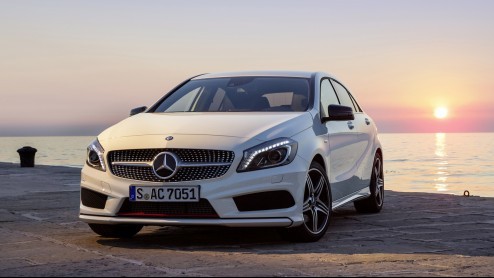 Zelden heeft een nieuwe editie van een automodel meer afgeweken van zijn voorganger dan de nieuwe Mercedes-Benz A-Klasse. De twee lijken absoluut niet op elkaar, kennen een geheel afwijkende construct