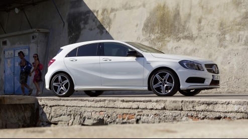 Zelden heeft een nieuwe editie van een automodel meer afgeweken van zijn voorganger dan de nieuwe Mercedes-Benz A-Klasse. De twee lijken absoluut niet op elkaar, kennen een geheel afwijkende construct