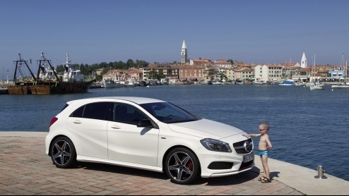 Zelden heeft een nieuwe editie van een automodel meer afgeweken van zijn voorganger dan de nieuwe Mercedes-Benz A-Klasse. De twee lijken absoluut niet op elkaar, kennen een geheel afwijkende construct