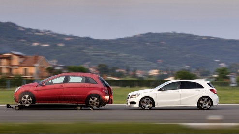Zelden heeft een nieuwe editie van een automodel meer afgeweken van zijn voorganger dan de nieuwe Mercedes-Benz A-Klasse. De twee lijken absoluut niet op elkaar, kennen een geheel afwijkende construct