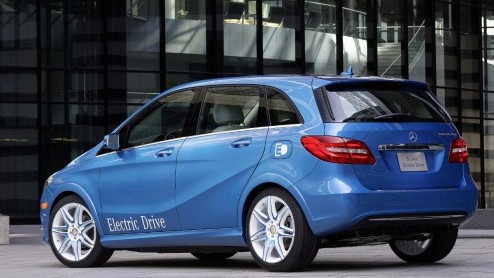 Mercedes heeft in New York de B-klasse Electric Drive onthuld. De auto zou 200 kilometer lokaal emissievrij kunnen rijden, maar heeft desondanks een pittige inborst met een 136 pk sterke elektromotor.