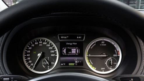 Mercedes heeft in New York de B-klasse Electric Drive onthuld. De auto zou 200 kilometer lokaal emissievrij kunnen rijden, maar heeft desondanks een pittige inborst met een 136 pk sterke elektromotor.