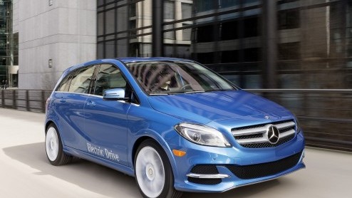 Mercedes heeft in New York de B-klasse Electric Drive onthuld. De auto zou 200 kilometer lokaal emissievrij kunnen rijden, maar heeft desondanks een pittige inborst met een 136 pk sterke elektromotor.