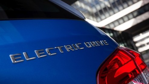Mercedes heeft in New York de B-klasse Electric Drive onthuld. De auto zou 200 kilometer lokaal emissievrij kunnen rijden, maar heeft desondanks een pittige inborst met een 136 pk sterke elektromotor.