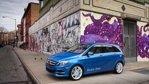 Mercedes heeft in New York de B-klasse Electric Drive onthuld. De auto zou 200 kilometer lokaal emissievrij kunnen rijden, maar heeft desondanks een pittige inborst met een 136 pk sterke elektromotor.