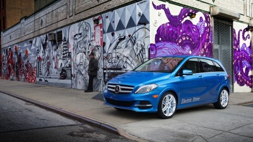 Mercedes heeft in New York de B-klasse Electric Drive onthuld. De auto zou 200 kilometer lokaal emissievrij kunnen rijden, maar heeft desondanks een pittige inborst met een 136 pk sterke elektromotor.
