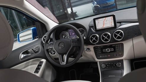 Mercedes heeft in New York de B-klasse Electric Drive onthuld. De auto zou 200 kilometer lokaal emissievrij kunnen rijden, maar heeft desondanks een pittige inborst met een 136 pk sterke elektromotor.